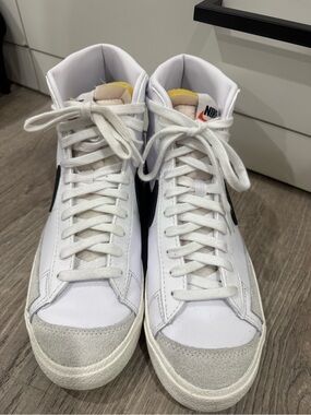 Nike Women's Blazer Mid 77 Shoes